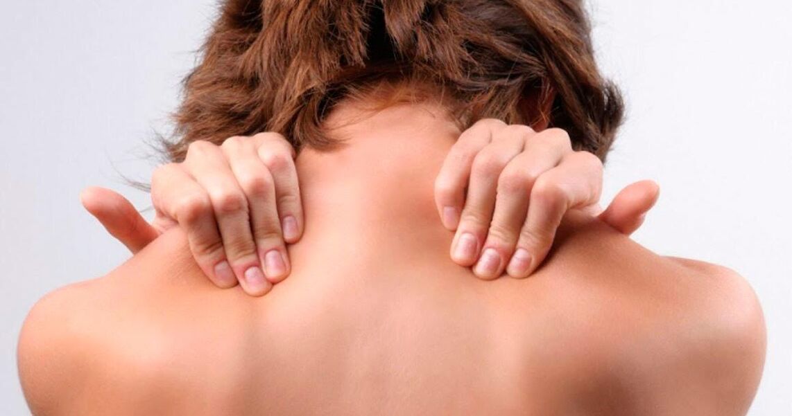 The neck with osteochondrosis should be massaged with both hands and the shoulders at the same time